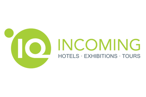 Logo von IQ Incoming, einem Unternehmen, das sich auf Hotels, Ausstellungen und Touren spezialisiert hat. Das Design umfasst eine grüne Farbpalette und moderne Schriftarten, die die Dienstleistungen des Unternehmens hervorheben.