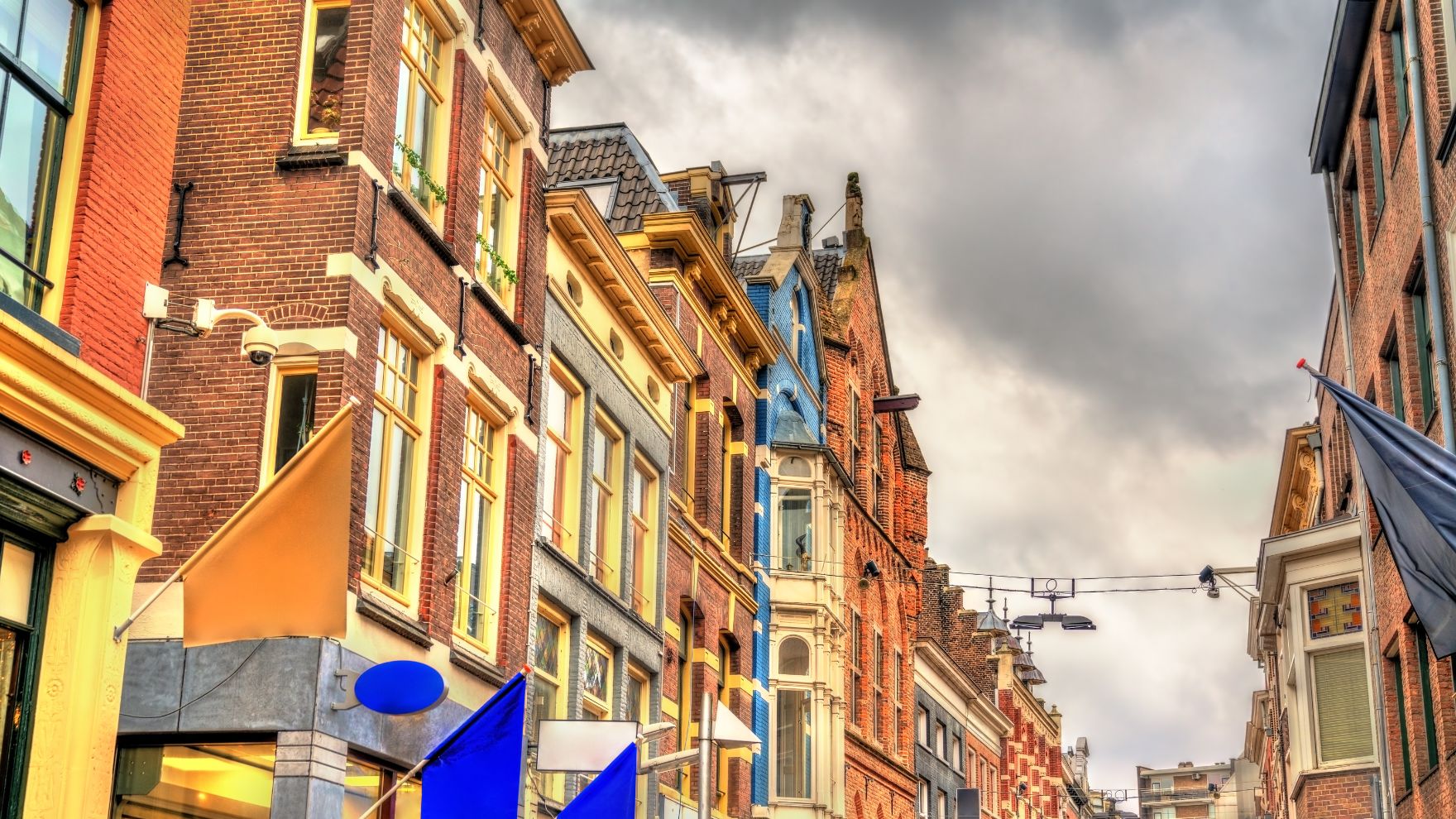 Historische Gebäude in der Innenstadt von Arnhem, Niederlande, bei bewölktem Himmel, im Kontext des Lipoedem-Patiententags mit persönlichen Gesprächen.