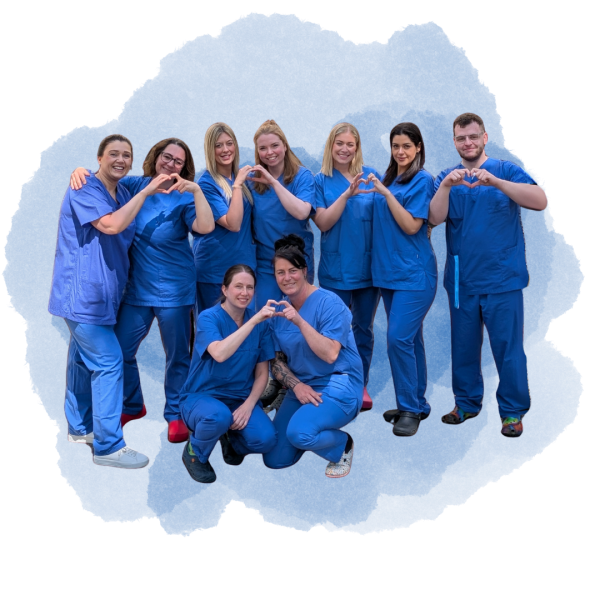 Teamfoto einer freundlichen Gruppe von fünf Frauen in schwarzen Poloshirts, die in einem modernen Umfeld posieren. Eine Frau hält einen Behälter mit verschiedenen Ringen. Das Bild vermittelt eine positive und einladende Atmosphäre, ideal für die Präsentation des Teams einer Klinik oder eines Dienstleistungsunternehmens.